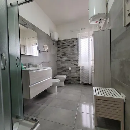 Apartment Casa Antonella, A Pochi Passi Dalla Con Stradello Privato *
