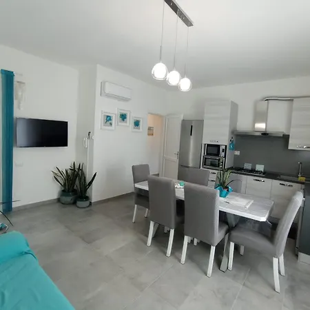 Apartment Casa Antonella, A Pochi Passi Dalla Con Stradello Privato
